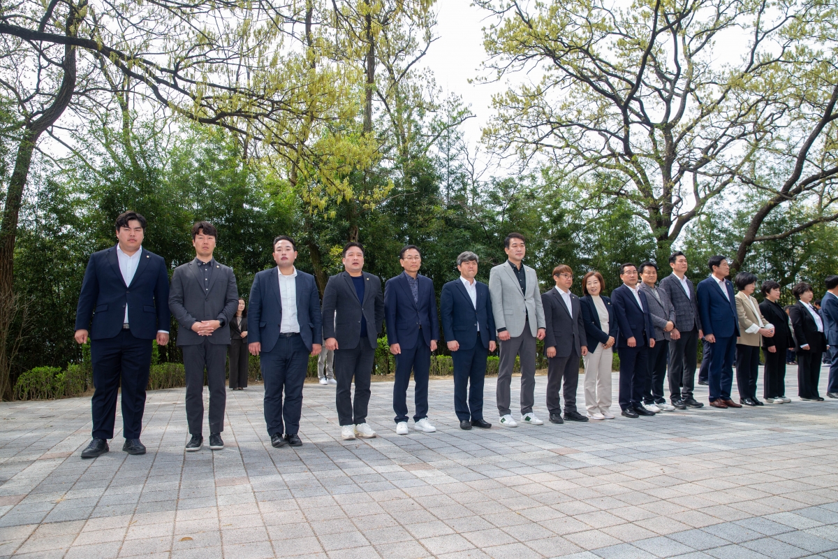 20240411-029[_P7U5658-구자근, 강명구 제22대 국회의원 당선인과 충혼탑 및 선산공적비 13위 참배.jpg