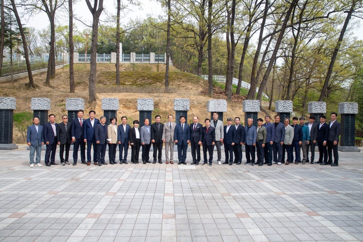 20240411-034[_P7U5671-구자근, 강명구 제22대 국회의원 당선인과 충혼탑 및 선산공적비 13위 참배.jpg