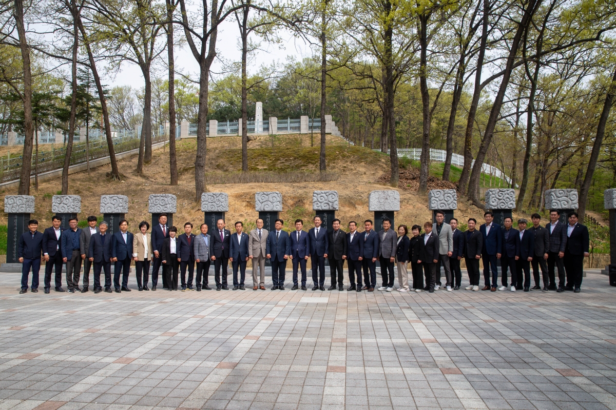 20240411-031[_P7U5665-구자근, 강명구 제22대 국회의원 당선인과 충혼탑 및 선산공적비 13위 참배.jpg