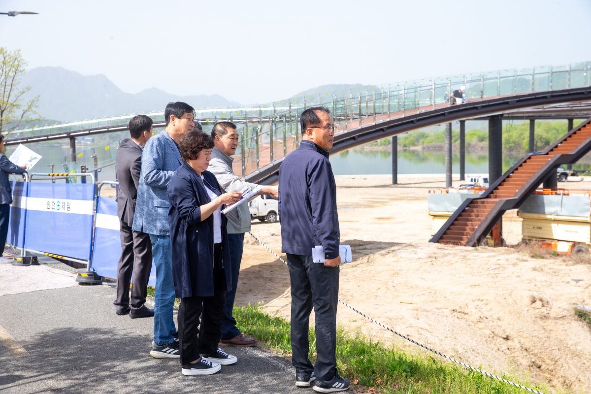 20240418-008[_P7U6528-제275회 임시회시 산업건설위원회 춘천시 근하수변 문화광장 조성현장 비교견학-2일차.jpg