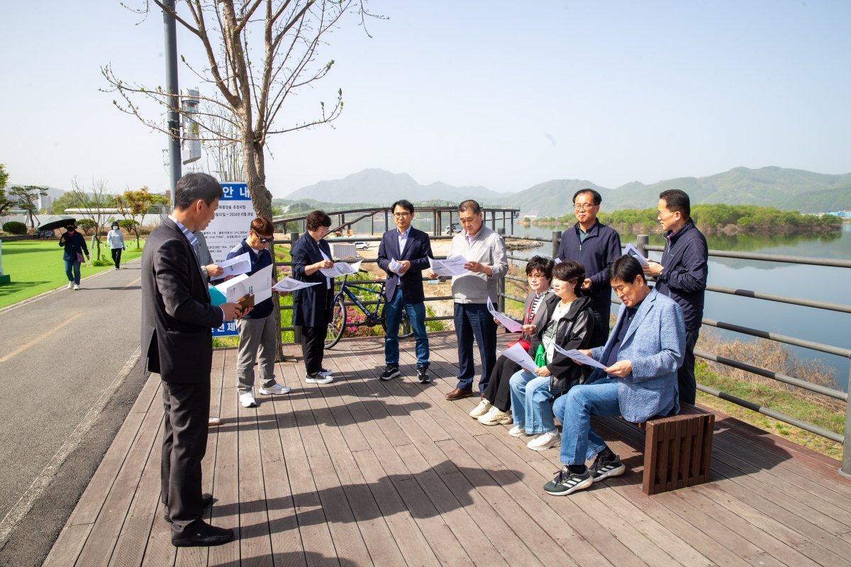 20240418-001[_P7U6500-제275회 임시회시 산업건설위원회 춘천시 근하수변 문화광장 조성현장 비교견학-2일차.jpg