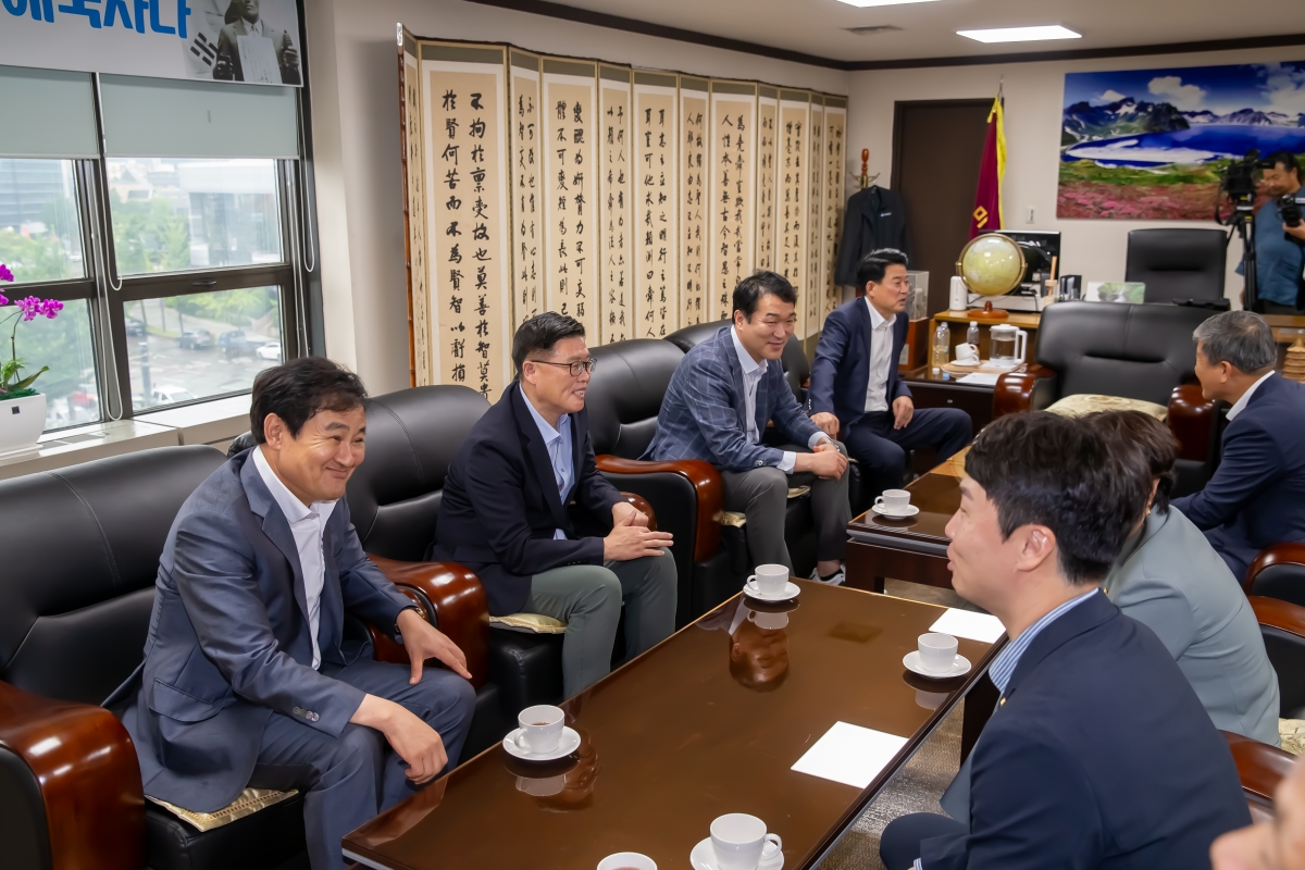 20240708-105[_P7U8159-제9대 후반기 의장단 및 상임위원장 구미상공회의소 방문.jpg