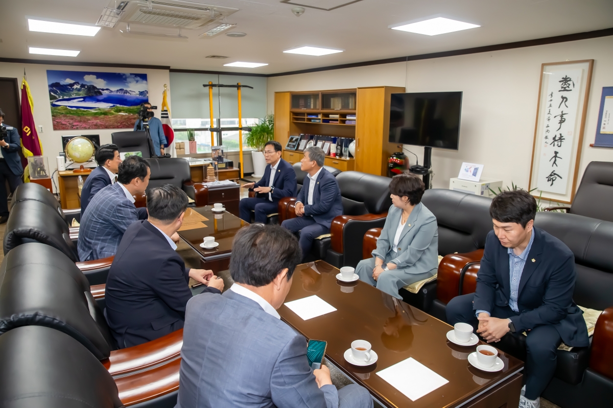 20240708-106[_P7U8160-제9대 후반기 의장단 및 상임위원장 구미상공회의소 방문.jpg