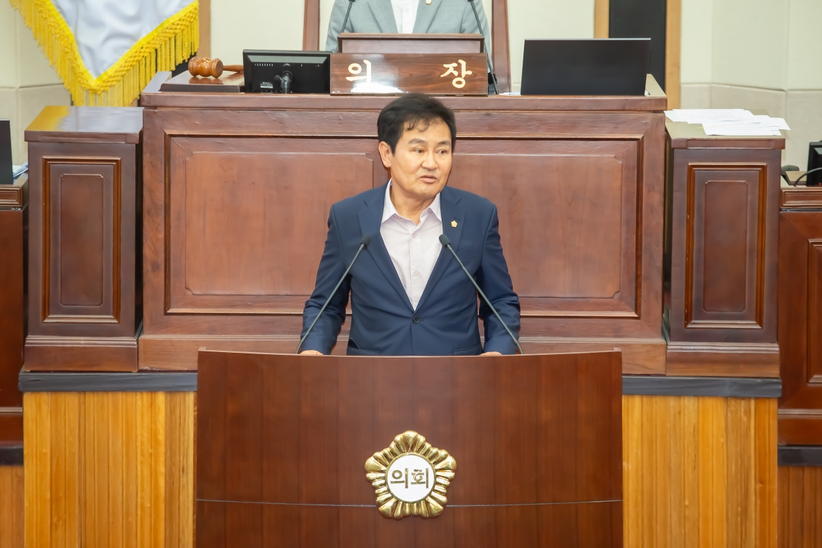 20240704-055[_P7U7719-제278회 임시회 제2차 본회의시 문화환경위원장에 당선된 김재우 의원 인사.jpg