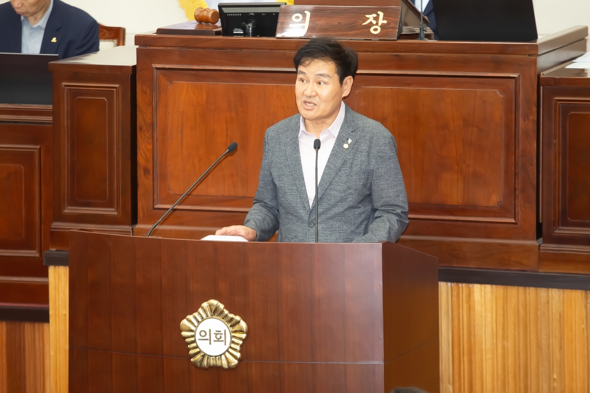 20240731-063[_P7U0377-제279회 임시회 제2차 본회의시 김재우 문화환경위원장 상임위원회 활동결과보고.jpg