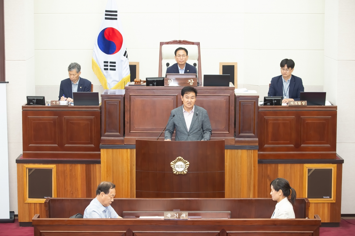 20240731-062[_P7U0372-제279회 임시회 제2차 본회의시 김재우 문화환경위원장 상임위원회 활동결과보고.jpg