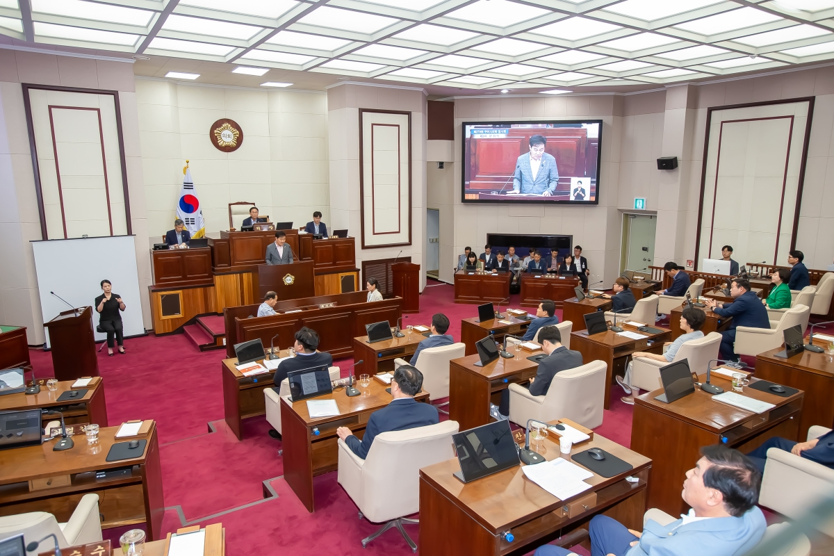 20240731-064[_P7U0379-제279회 임시회 제2차 본회의시 김재우 문화환경위원장 상임위원회 활동결과보고.jpg