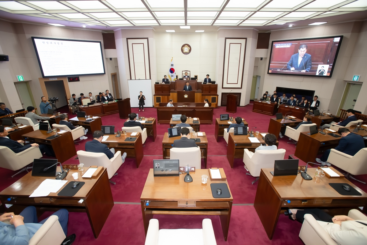 20240731-069[_P7U0396-제279회 임시회 제2차 본회의시 박세채 예산결산특별위원장 특별위원회 활동결과보고.jpg