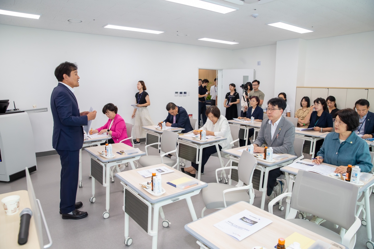 20240904-033[_P7U2835-제280회 임시회 문화환경위원회 강동꿈나무 문화나눔터 현장방문.jpg