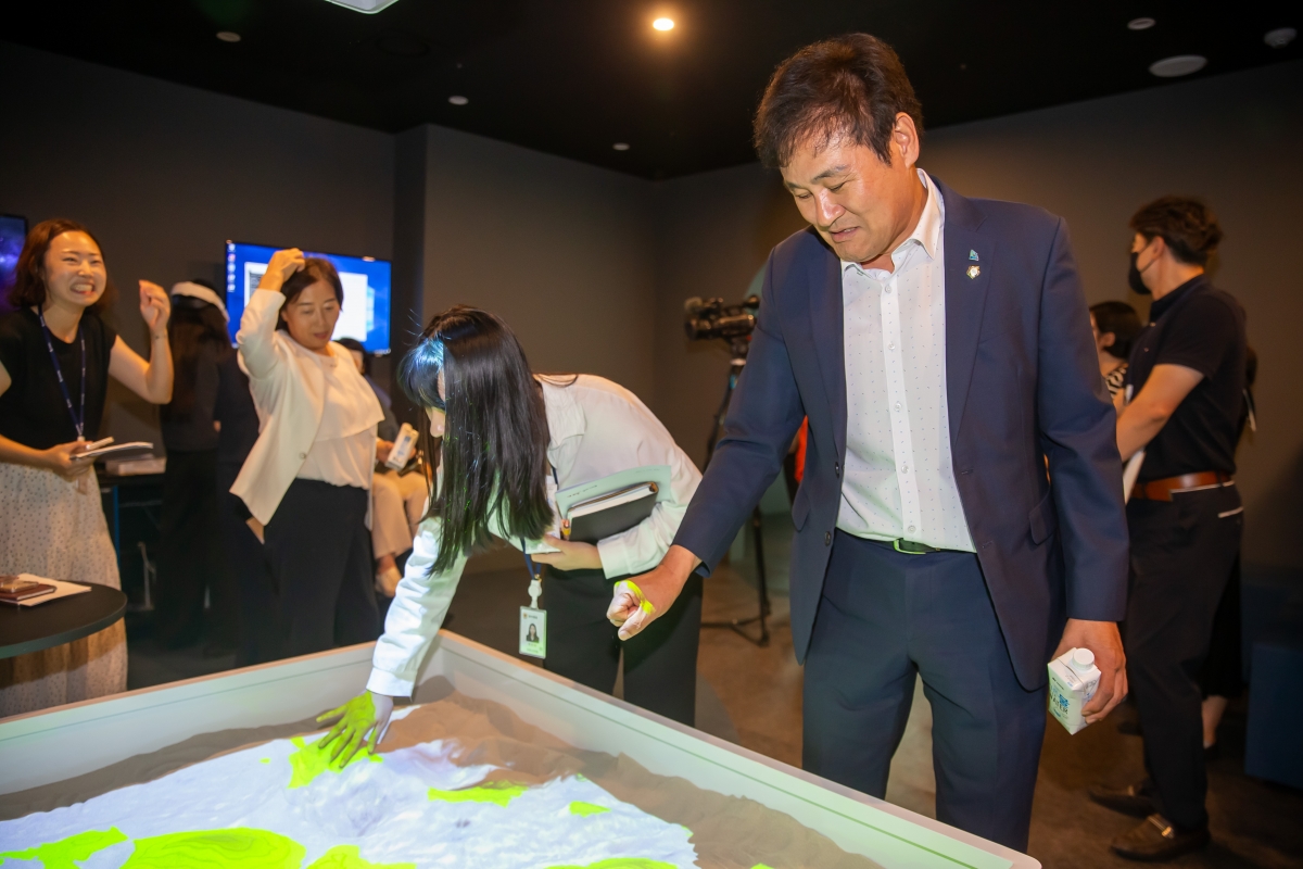 20240904-041[_P7U2856-제280회 임시회 문화환경위원회 강동꿈나무 문화나눔터 현장방문.jpg