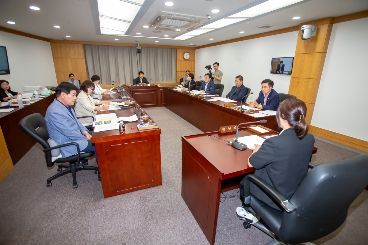 20240905-060[_P7U3150-제280회 임시회 문화환경위원회 조례안 등 심사활동.jpg