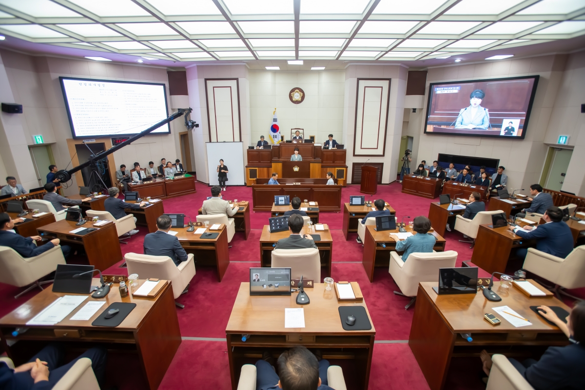 20240911-014[_P7U4036-제280회 임시회 제2차 본회의시 장미경 기획행정위원장 상임위원회 활동결과보고.jpg