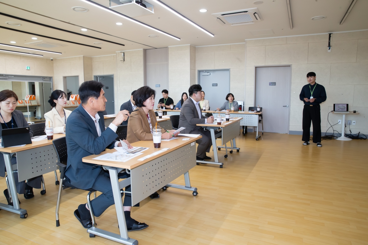 20241010-084[_P7U7526-의원연구단체 구미시 범죄예방 디자인연구회 경남 창원시 도시재생지원센터 산하 다함께 어울림센터 비교견학.jpg