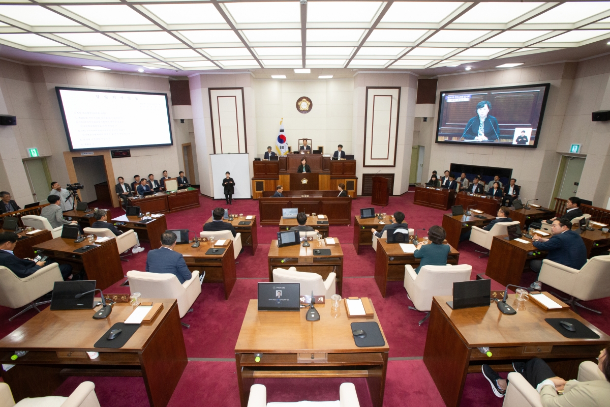 20241016-033[_P7U8298-제281회 임시회 제1차 본회의시 인사청문특별위원장에 호선된 이지연 의원 인사.jpg