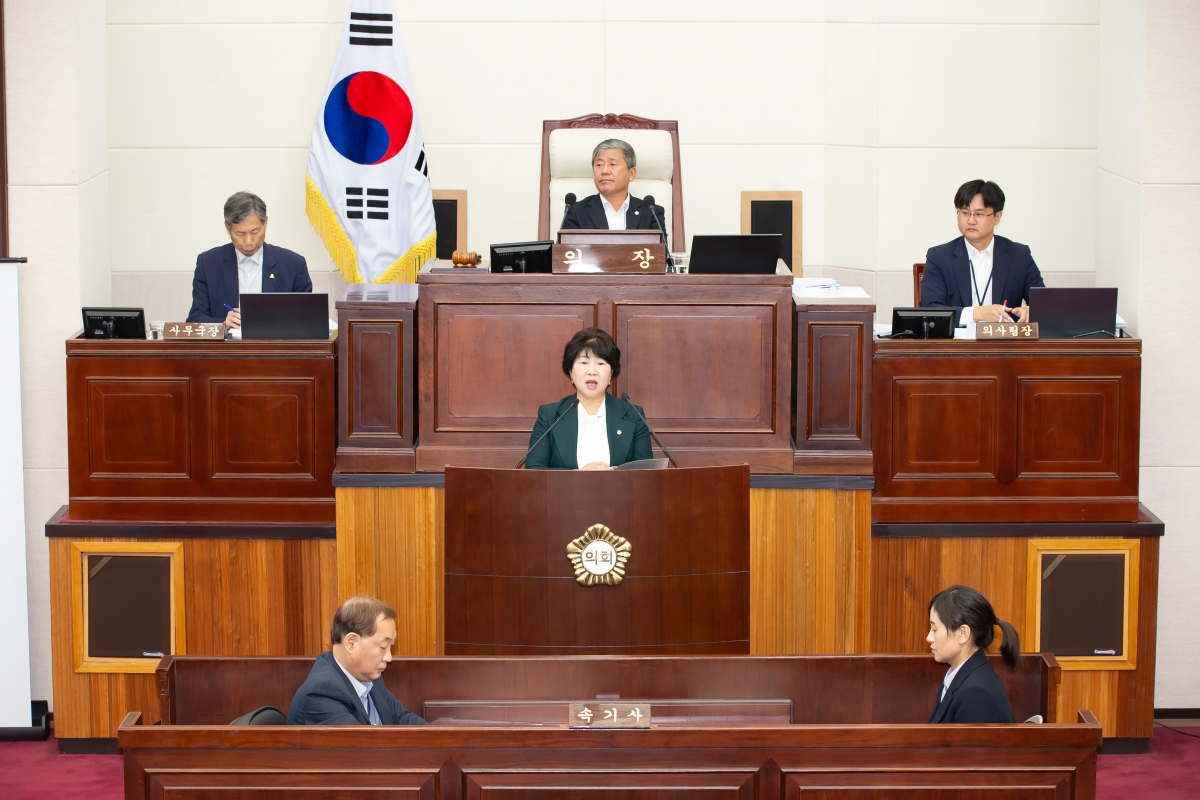 20241024-033[_P7U9860-제281회 임시회 제2차 본회의시 장미경 기획행정위원장 조례안 심사결과보고.jpg