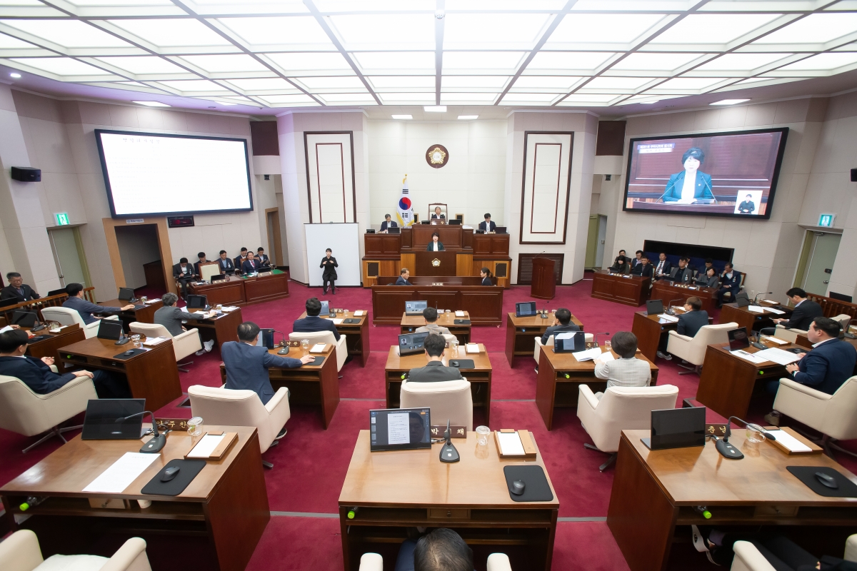 20241024-034[_P7U9863-제281회 임시회 제2차 본회의시 장미경 기획행정위원장 조례안 심사결과보고.jpg