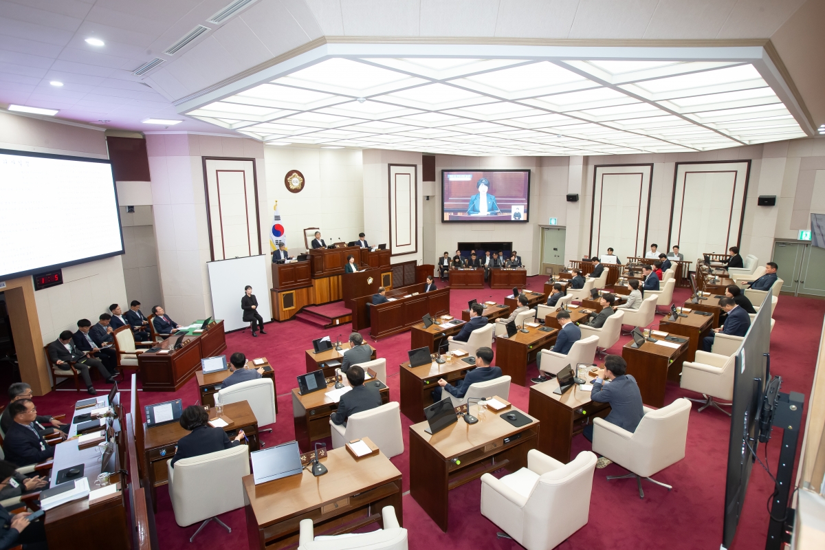 20241024-035[_P7U9867-제281회 임시회 제2차 본회의시 장미경 기획행정위원장 조례안 심사결과보고.jpg