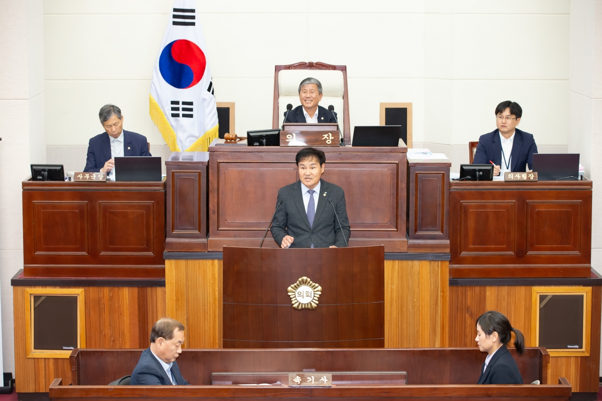 20241024-043[_P7U9896-제281회 임시회 제2차 본회의시 김재우 문화환경위원장 조례안 심사결과보고.jpg