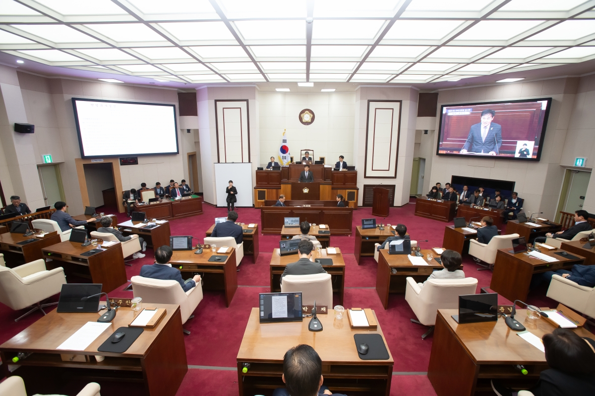 20241024-044[_P7U9898-제281회 임시회 제2차 본회의시 김재우 문화환경위원장 조례안 심사결과보고.jpg