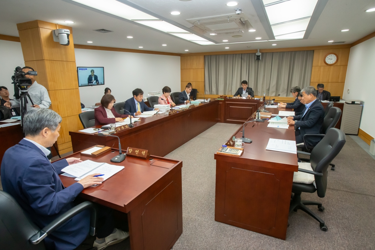 20241017-062[_P7U8367-제281회 임시회시 의회운영위원회 조례안 심사활동.jpg