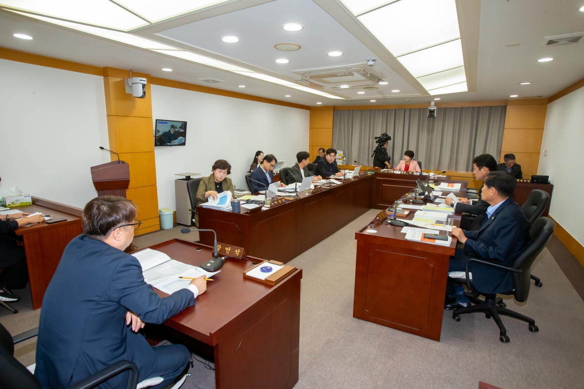 20241017-069[_P7U8391-제281회 임시회시 기획행정위원회 조례안 심사활동.jpg