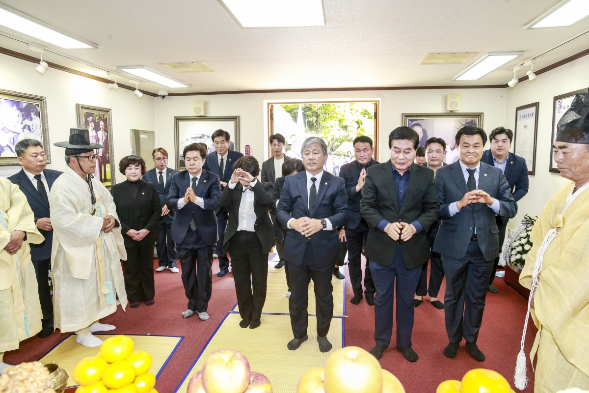 20241026-031[_P7U0135-1-박정희 대통령 서거 46주기 추모제 및 추도식.JPG