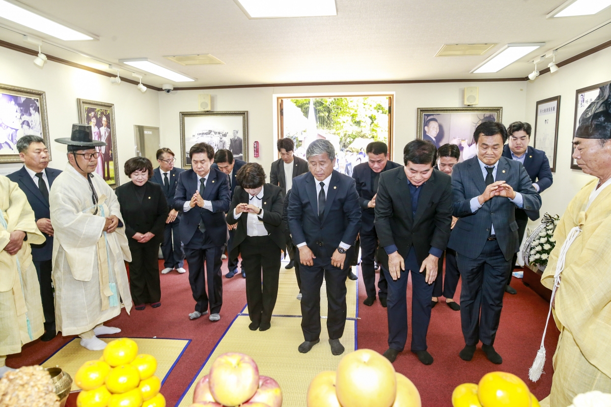 20241026-032[_P7U0136-1-박정희 대통령 서거 46주기 추모제 및 추도식.JPG