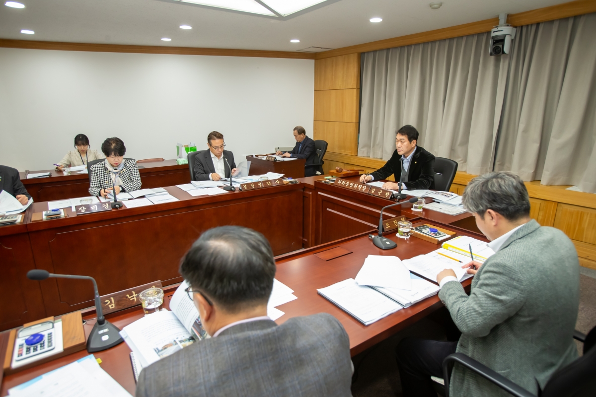 20241126-005[_P7U4451-제262회 정례회시 2024년 제2차 의원연구단체 심의위원회 활동.jpg