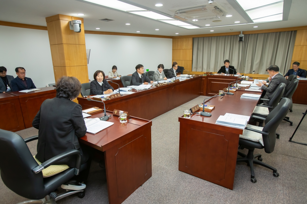 20241126-008[_P7U4459-제262회 정례회시 2024년 제2차 의원연구단체 심의위원회 활동.jpg