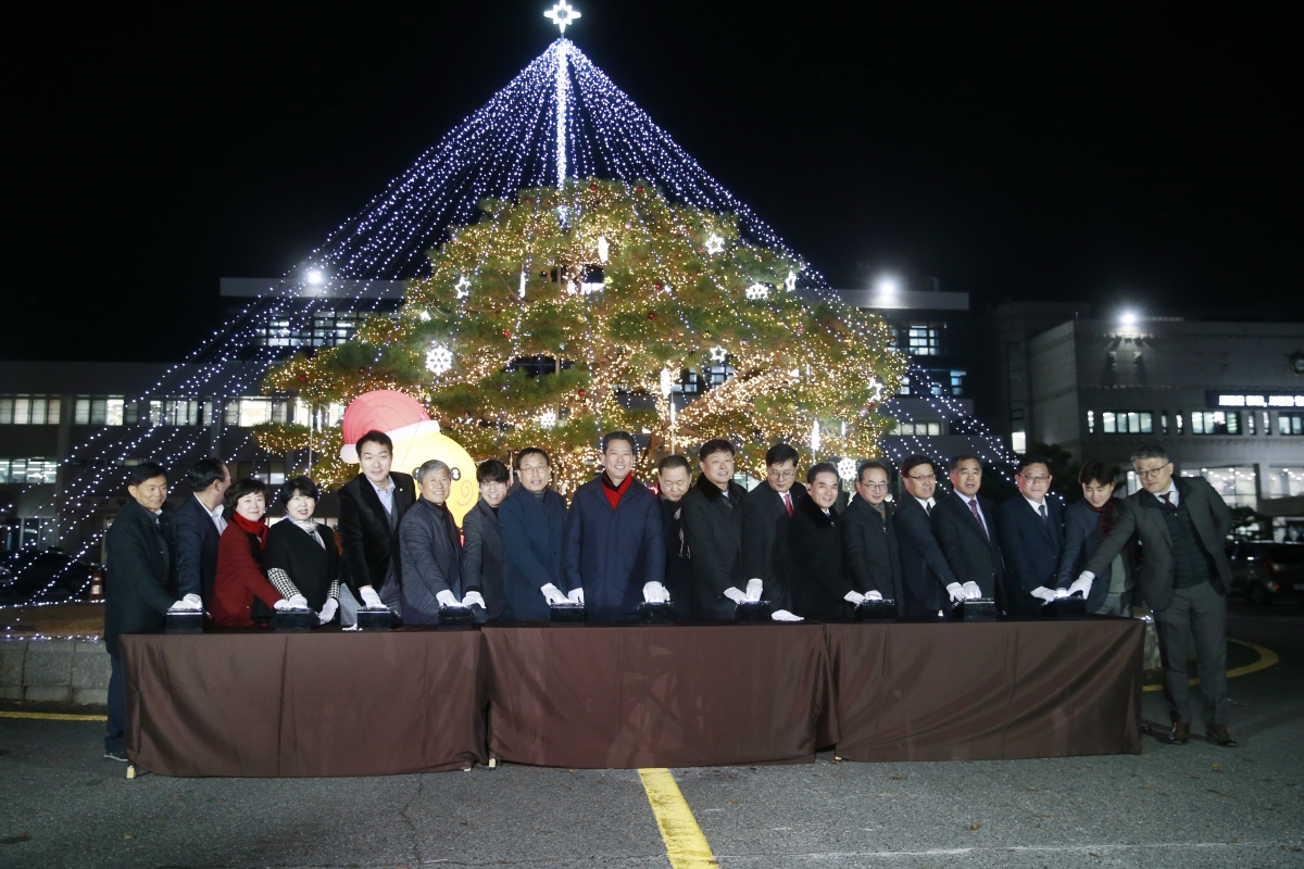 20241126-124[_P7U4708-시청 원형화단 트리 점등식.jpg