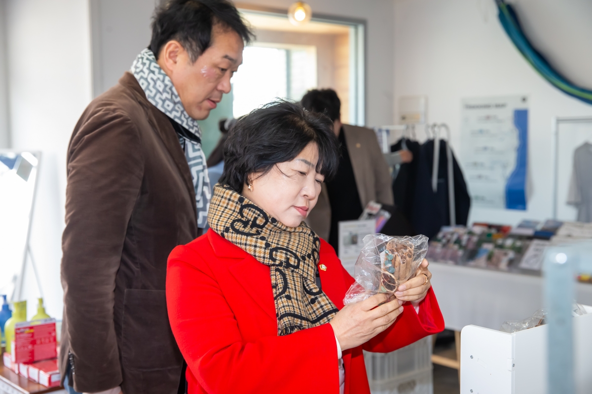 20241203-034[_P7U5611-제262회 정례회시 기획행정위원회 영덕군 뚜벅이마을 비교견학.jpg