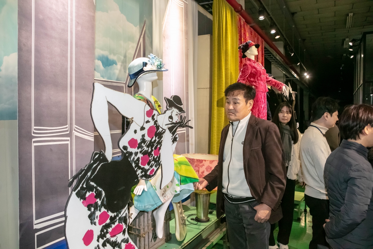 20241203-116[IMG_6255-제262회 정례회시 문화환경위원회 영도벨벳 기업체 현장방문활동.jpg