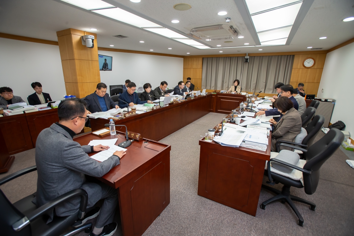 20241205-006[_P7U5792-제262회 정례회시 예산결산위원회 2025년도 예산안 및 기금운용계획안 심사활동.jpg