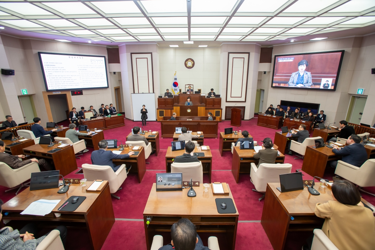 20241211-020[_P7U6303-제262회 정례회 제2차 본회의시 장미경 기획행정위원장  상임위원회 활동결과보고.jpg