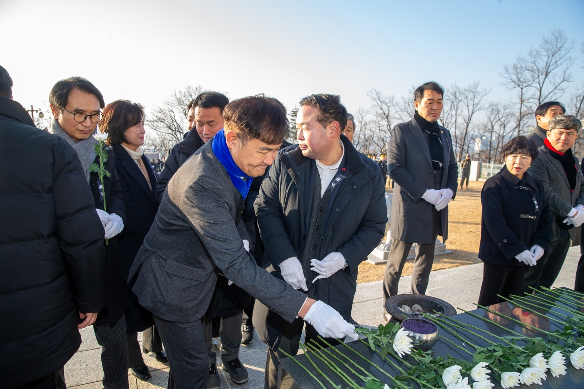 20250102-056[_P7U8615-2025년 새해 충혼탑 참배.jpg