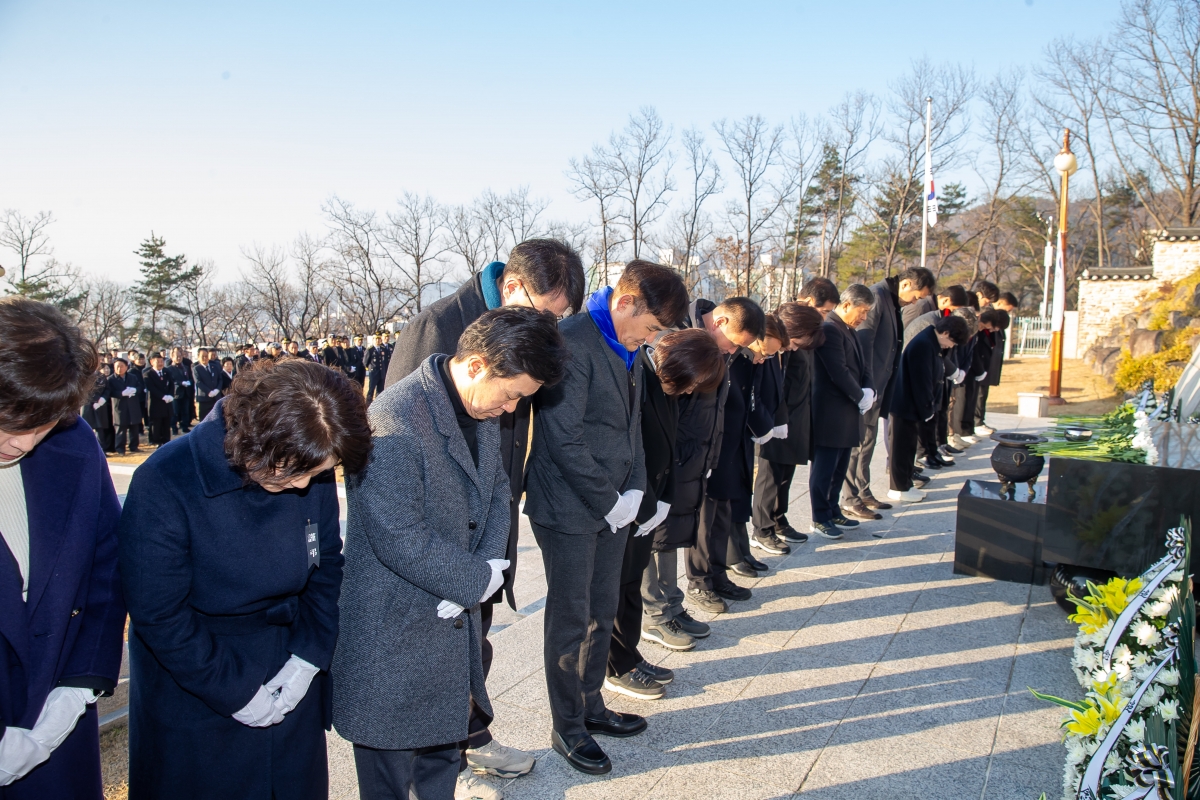 20250102-063[_P7U8635-2025년 새해 충혼탑 참배.jpg