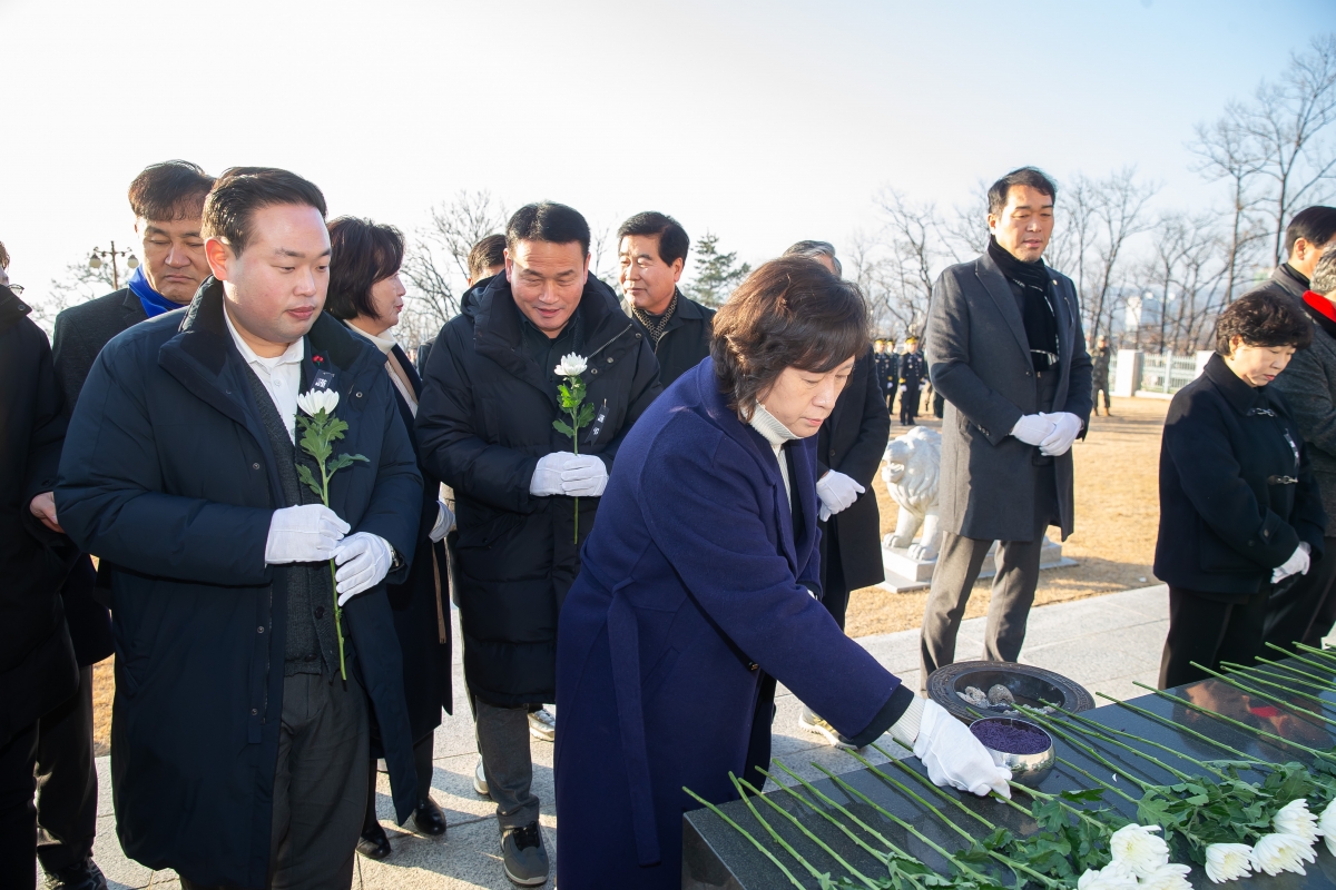 20250102-053[_P7U8609-2025년 새해 충혼탑 참배.jpg