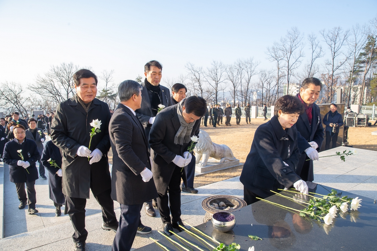 20250102-040[_P7U8576-2025년 새해 충혼탑 참배.jpg