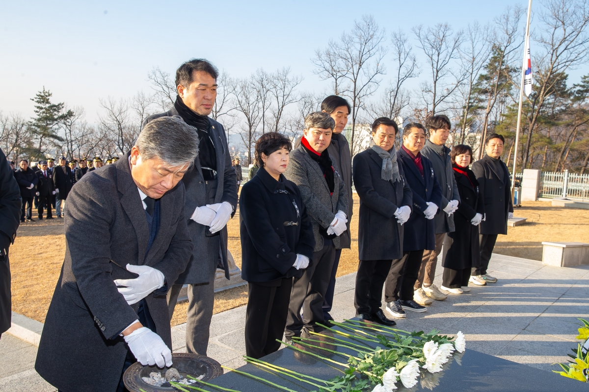 20250102-062[_P7U8631-2025년 새해 충혼탑 참배.jpg