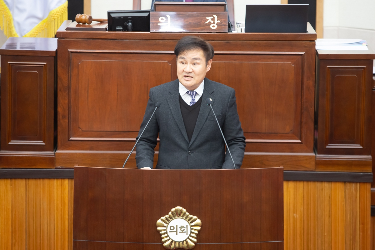 20250121-023[_P7U9830-제283회 임시회 제4차 본회의시 김재우 문화환경위원장 상임위원회 활동결과보고.jpg