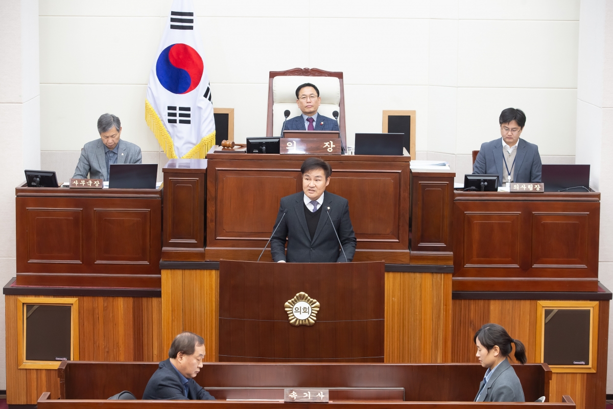 20250121-024[_P7U9834-제283회 임시회 제4차 본회의시 김재우 문화환경위원장 상임위원회 활동결과보고.jpg