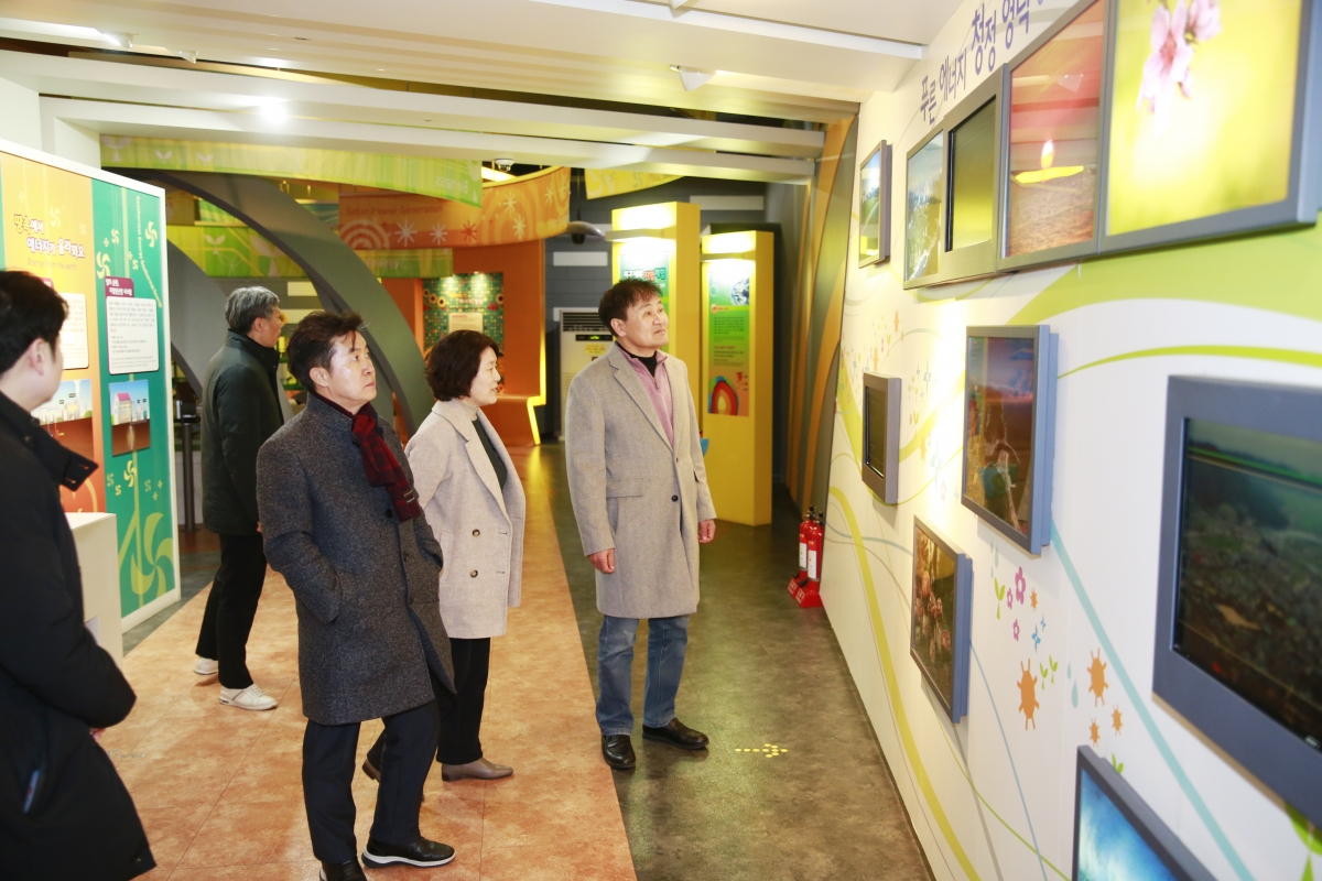20250205-055[_P7U0476-문화환경위원회 영덕군 신재생에너지 전시관 비교견학.JPG
