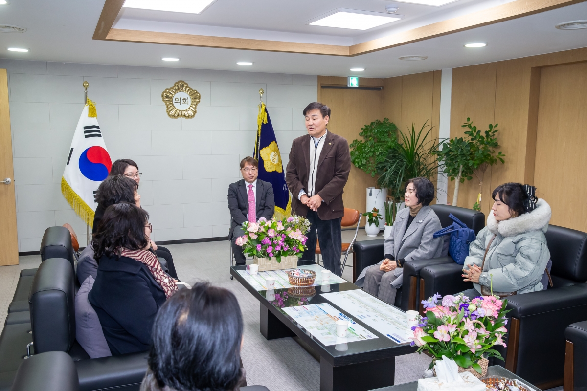 20250207-062[_P7U0509-혛곡1동 통장 일행 의장실 방문.jpg