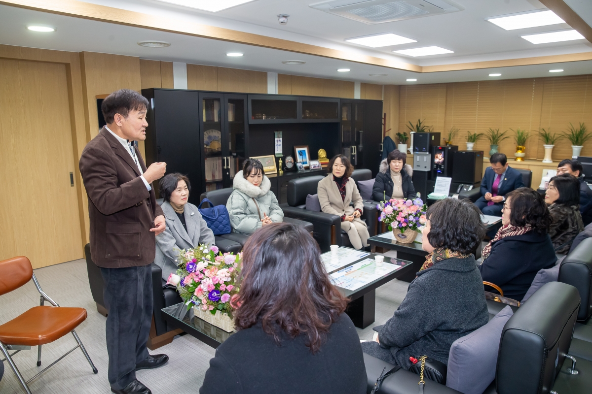 20250207-064[_P7U0515-혛곡1동 통장 일행 의장실 방문.jpg