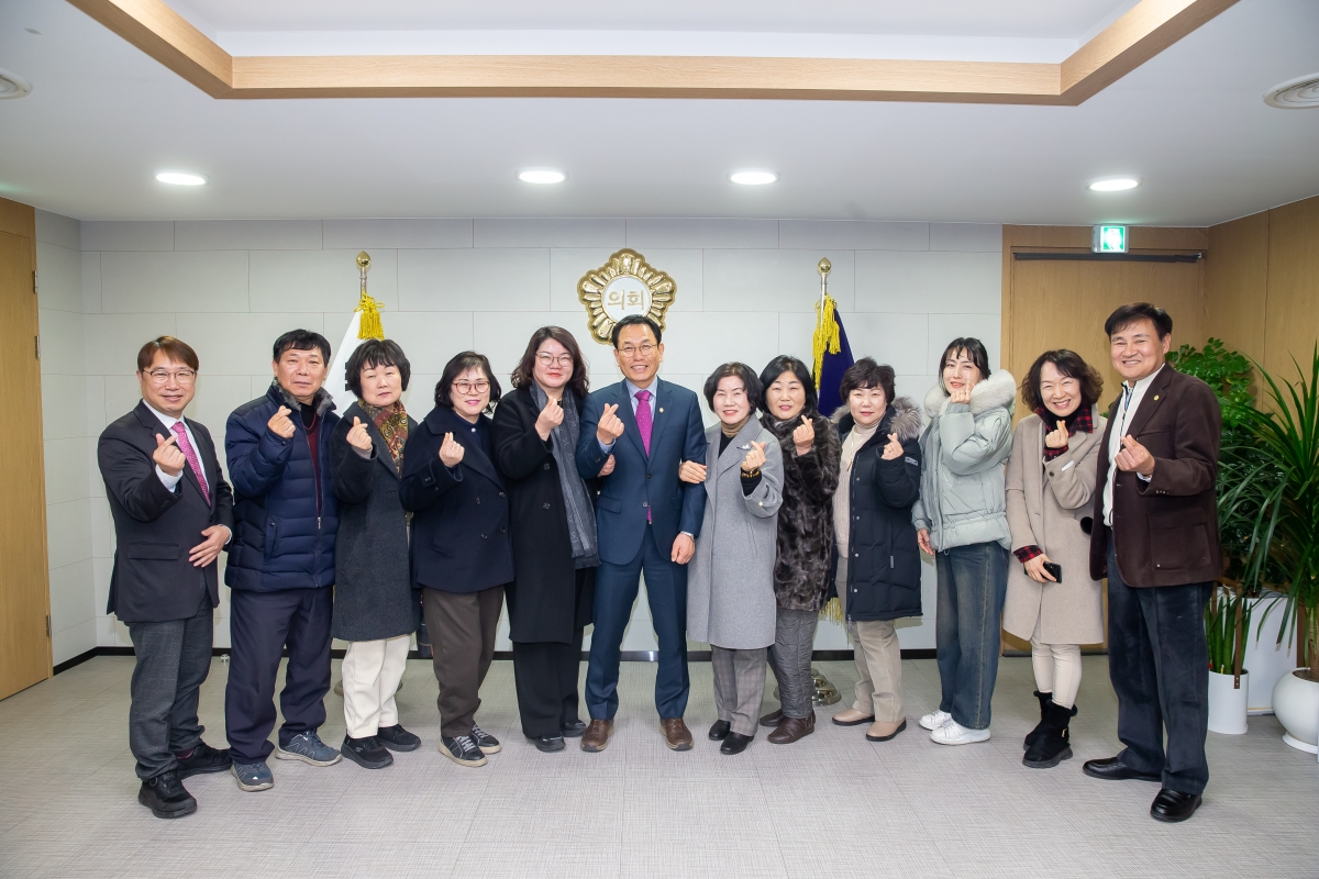 20250207-072[_P7U0529-혛곡1동 통장 일행 의장실 방문.jpg