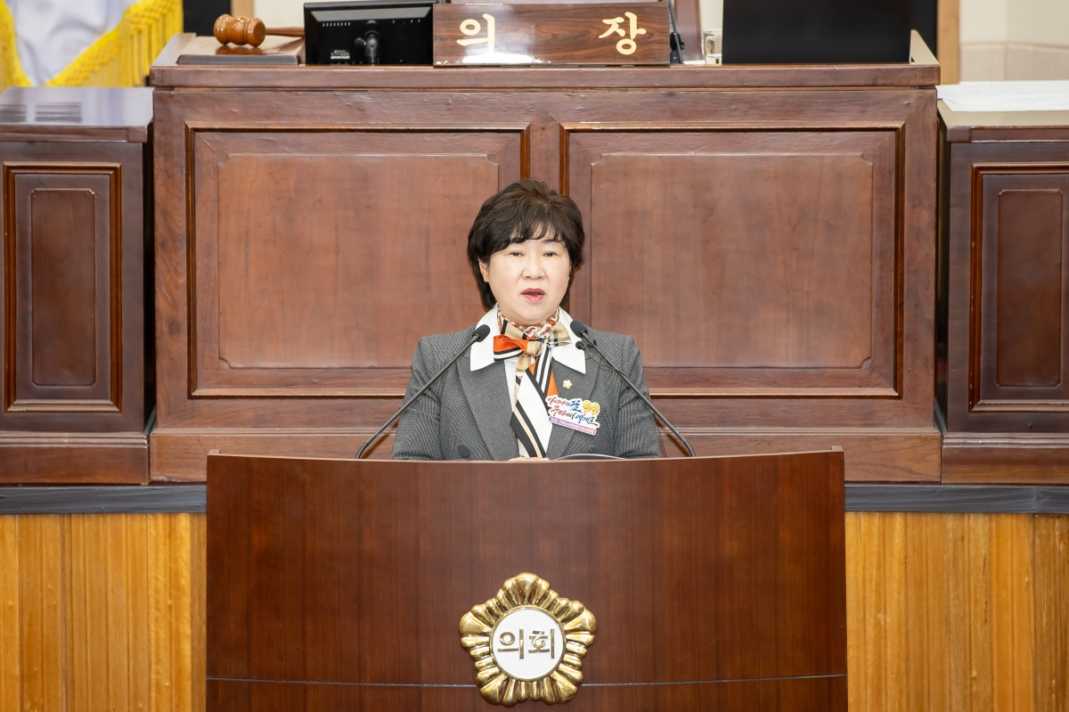 20250319-039[AMG_3979-제285회 임시회 제2차 본회의시 장미경 기획행정위원장 상임위원회 활동결과보고.jpg