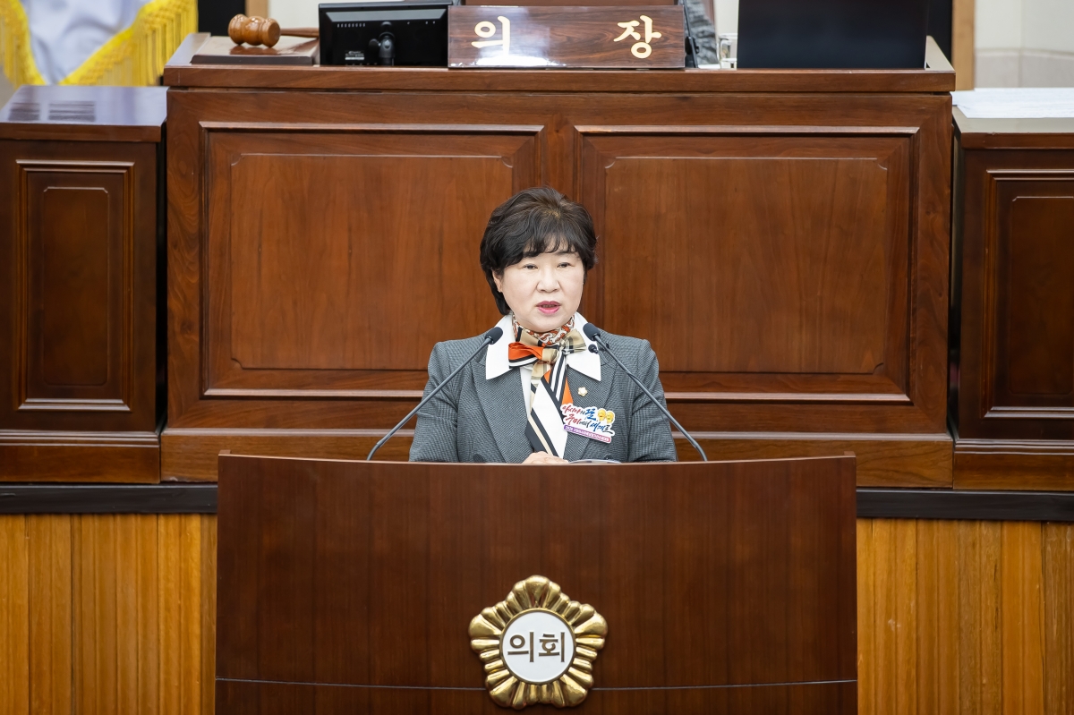 20250319-040[AMG_3984-제285회 임시회 제2차 본회의시 장미경 기획행정위원장 상임위원회 활동결과보고.jpg