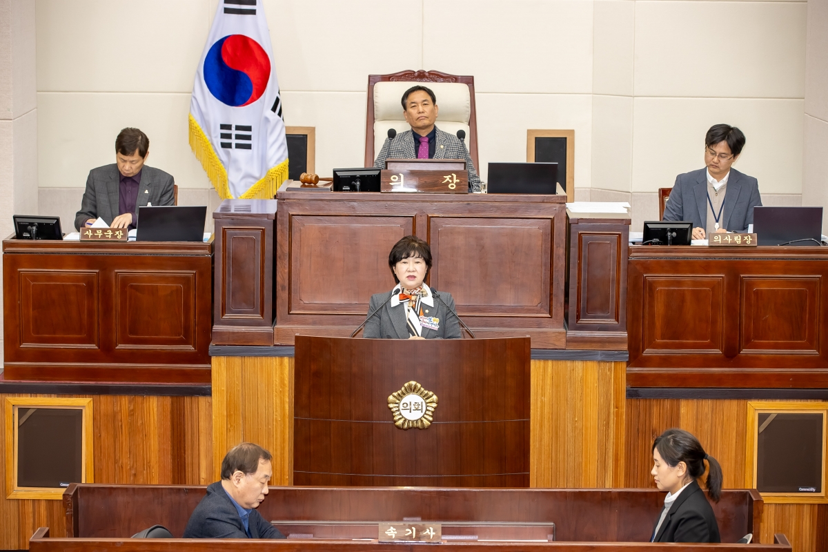 20250319-041[AMG_3996-제285회 임시회 제2차 본회의시 장미경 기획행정위원장 상임위원회 활동결과보고.jpg