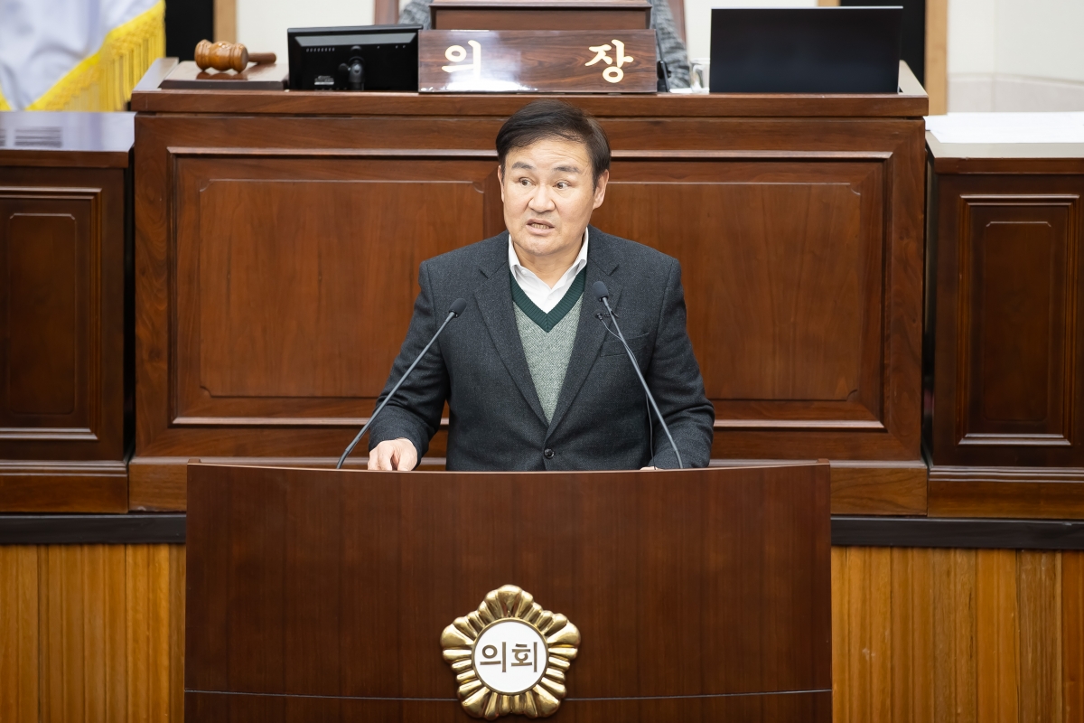 20250319-048[AMG_4028-제285회 임시회 제2차 본회의시 김재우 문화환경위원장 상임위원회 활동결과보고.jpg