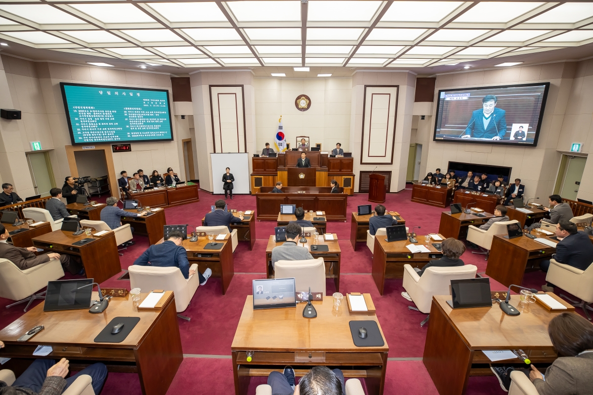 20250319-049[AMG_4036-제285회 임시회 제2차 본회의시 김재우 문화환경위원장 상임위원회 활동결과보고.jpg
